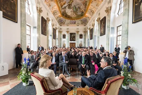 Wolfgang A. Herrmann, Präsident der TUM, mit Moderatorin Anouschka Horn vor dem Publikum im Festsaal des Akademiezentrums TUM Raitenhaslach